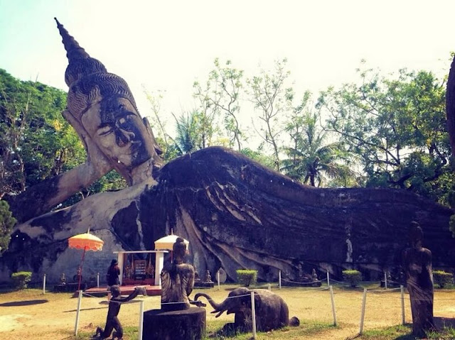 Vườn tượng Phật Buddha park cách thủ đô Viêng Chăn 25 km