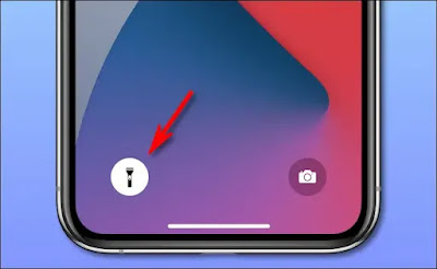 Nhấn và giữ vào biểu tượng đèn pin để bật hay tắt trên Iphone 13
